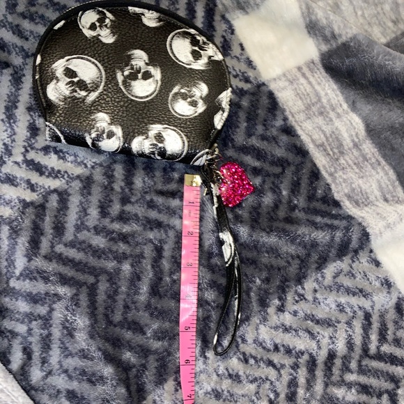 NWOT Music Lover Skull Print Wristlet - Picture 3 of 9